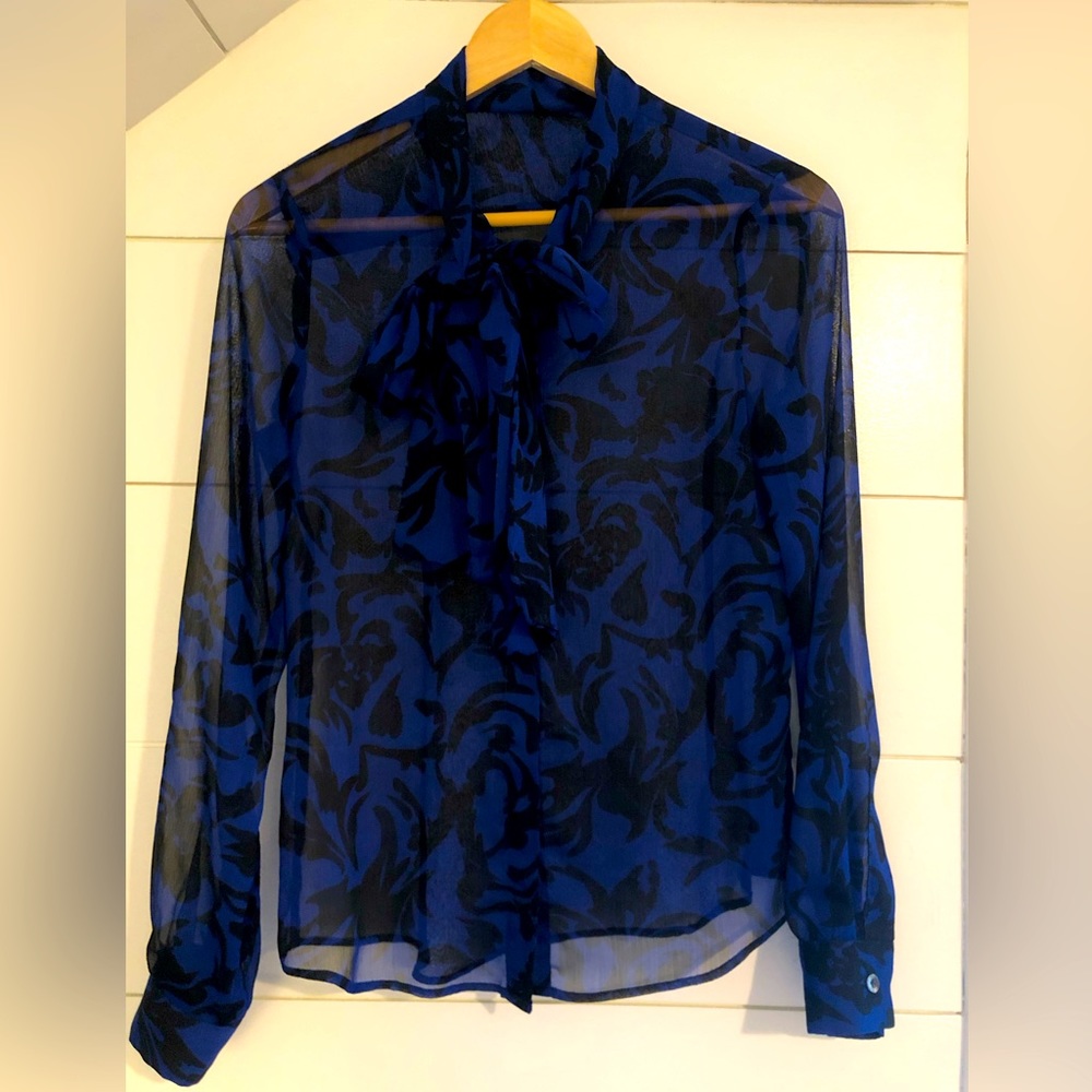 Flowing blouse with hidden button-up buttons and bow. Elegant and light.